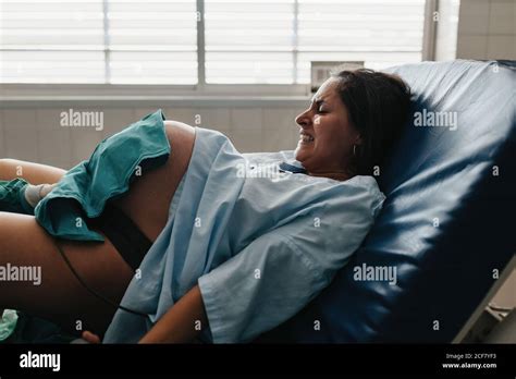 Woman Giving Birth Midwife In Fotos Und Bildmaterial In Hoher Auflösung Alamy