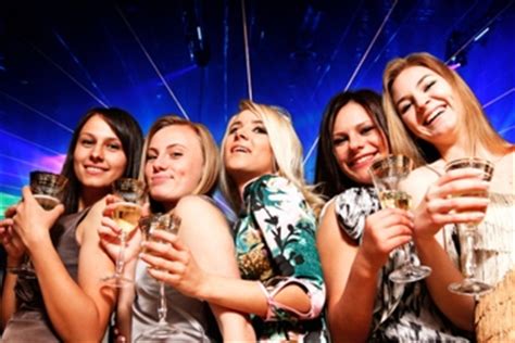 Mascheratevi per una festa di addio al celibato o addio al nubilato originale e fuori dal comune. Organizzare una festa di addio al nubilato