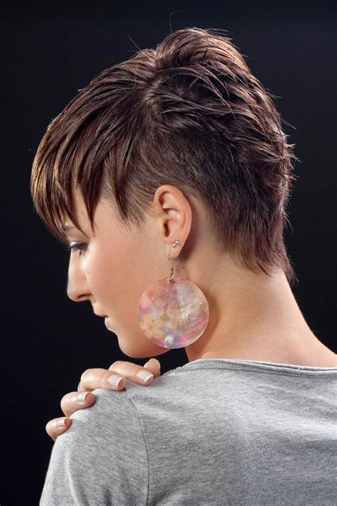 Frisuren 2010 langer pony mal glatt. Kurze Haare und langer Pony - Coole, flotte, peppige Kurzhaarfrisuren