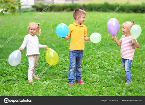 Lindos Niños Con Globos En El Parque — Foto De Stock