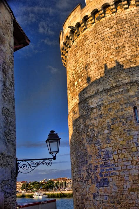 Fondée vers 1555 par jacques de pons, brouage, ancien port de sel et de guerre, est aujourd'hui une place forte dont les remparts s'élèvent au cœur des marais. Entre les tours... La Rochelle | Charente-Maritime ...