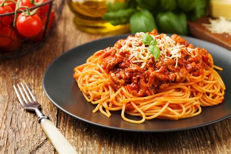 Sebenarnya adik baby teringin nak makan spaghetti bolognese. Spaghetti Bolognese Soße mit Parmesan | Italienische Hack ...
