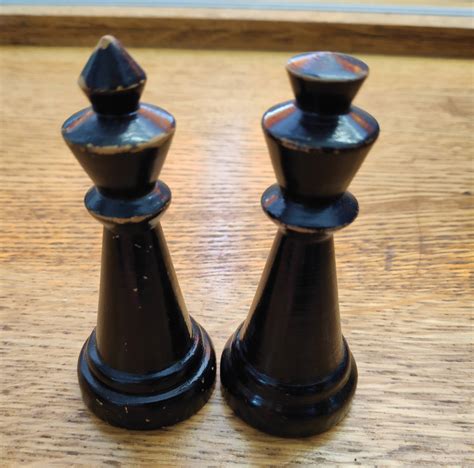 King or Queen-Which piece is which? - Chess Stack Exchange