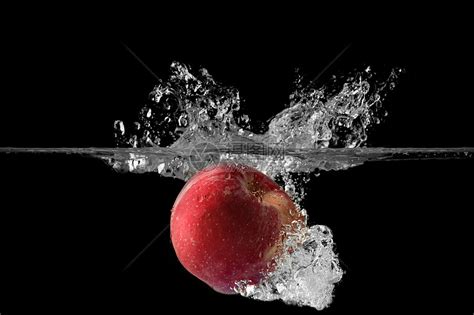 掉落水中的苹果高清图片下载 正版图片500964740 摄图网