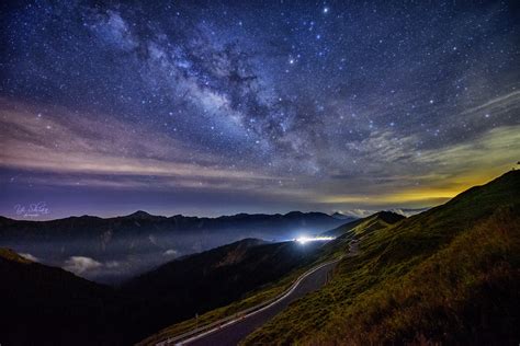Milky Way Over The Night Sky By Hehuanshan Kaohsiung 2000x1335 Photo