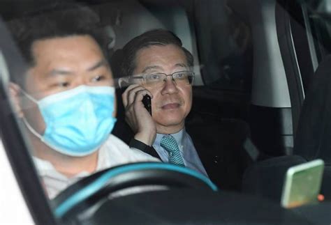.tayar kereta sebelum masuk kereta, saya akan pastikan tayar kereta dalam keadaan yang baik atau dalam erti kata lain, tayar kereta tak kempis/pancit. Tayar pancit sebabkan Lim lewat tiba hampir tiga jam di ...