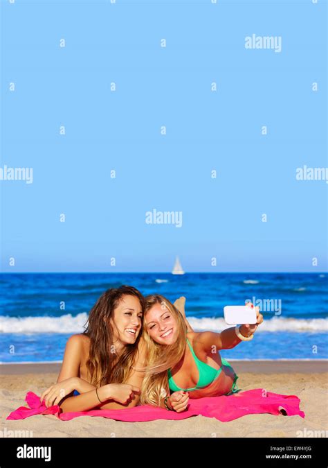 glücklich freundinnen selfie porträt im sommerurlaub am strandsand liegend stockfotografie alamy