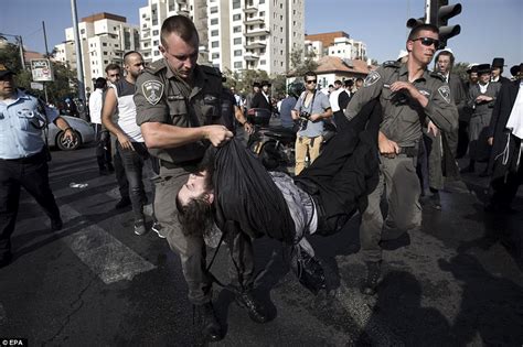 ultra orthodox jews clash with israeli police in protest daily mail online