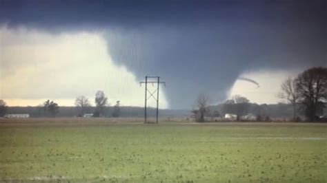 Large And Extremely Dangerous 14 Dead After 21 Tornadoes Sweep Through