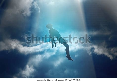 死んだ人の魂が天に召される。余生、瞑想、夢のコンセプト写真素材1256571388 Shutterstock