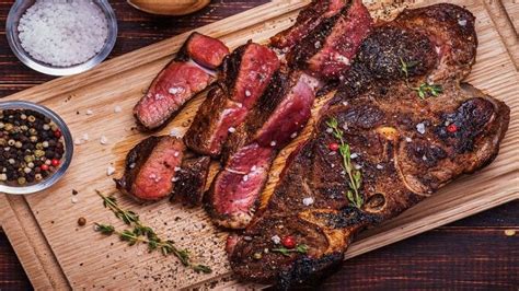 Il manzo wagyu è un prezioso bovino allevato con grandi attenzioni da secoli per le sue carni pregiatissime. Differenze tra la carne Wagyu e quella di Kobe | PG Magazine