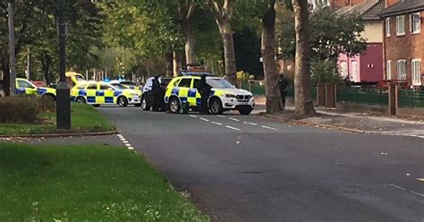 Recap As Armed Police Close Hessle Road Hull Live