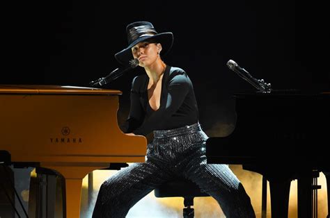 Alicia Keys Hosts Grammys Wearing No Makeup Look