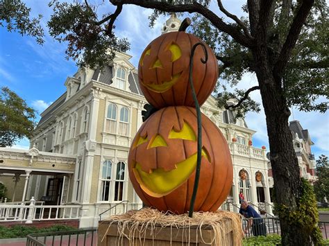 Photos Main Street Scarecrows Jack O Lanterns And More Halloween