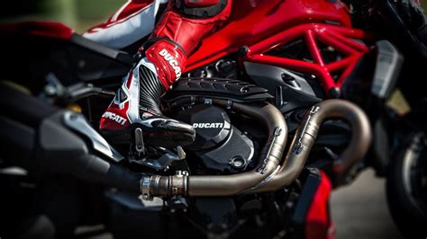Ducati india has announced post goods and service tax (gst) prices of its bikes. 2018 Ducati Monster 1200 R Motorcycle UAE's Prices, Specs ...