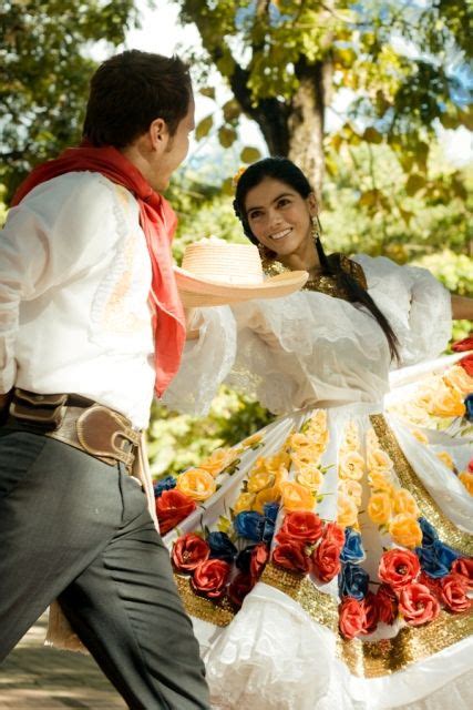 conoce aquí los trajes típicos de colombia más representativos