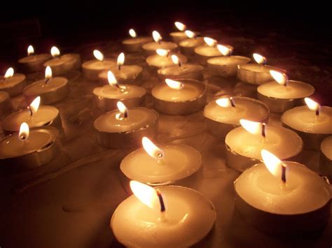 무료 이미지 화이트 밤 따뜻한 평화 불꽃 종교 로맨스 불타는 듯한 빛깔 양초 열 촛대 화상 타고 있는