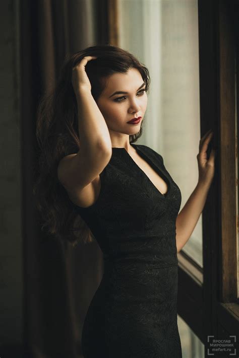 фотосессия в студии в москве девушка в черном платье с красными губами фото Фэшн фотография