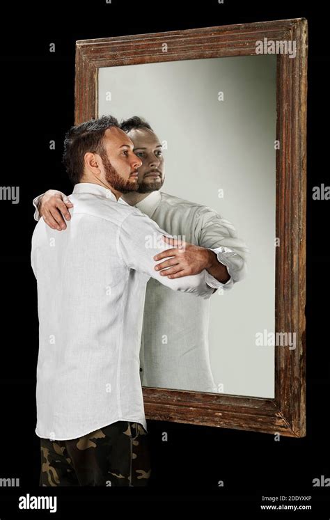 El Hombre En El Espejo Abraza Su Reflejo Fotografía De Stock Alamy