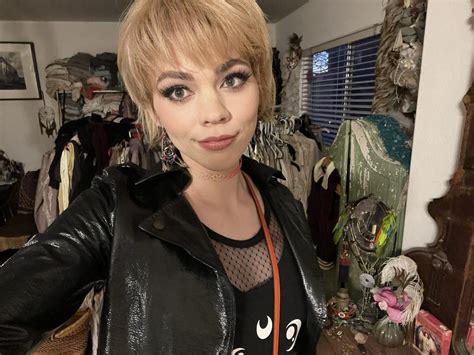 Super Cute Ts Kate Zoha Has Pixie Cut Hair Tran Selfies