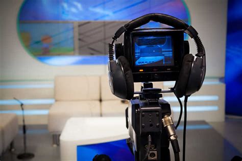 开机中的电视演播室摄像机图片素材 室内中的电视演播室摄像机创意图片 格式 未来素材下载