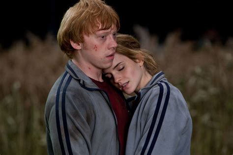 The novels chronicle the lives of a young wizard, harry potter. Harry Potter : Ron et Hermione sont-ils encore ensemble ...