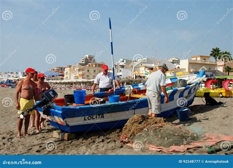 Bateau De Pêche Sur La Plage De Torremolinos Photographie éditorial