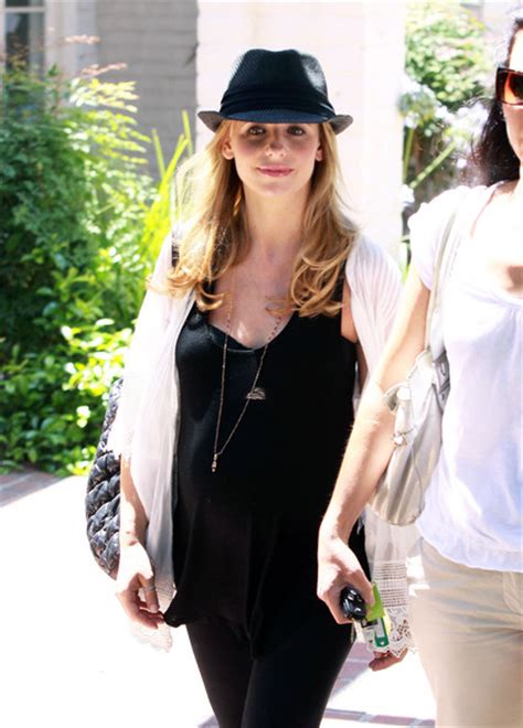 Pregnant Sarah Michelle Gellar Getting Lunch With A Friend In The Valley 1 Of 13 Zimbio