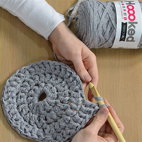 Tissu en leathaire durable, respirant, étanche à l'eau et aux rayures. DIY déco : faire une housse de pouf en crochet - Marie ...