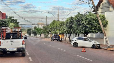 Motorista Perde Controle De Carro E Bate Em Poste Durante A Madrugada