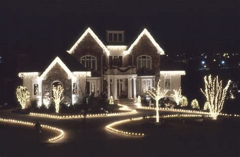 18 Breathtaking Outdoor Christmas Lights Even Santa Will Steal These
