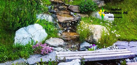 Mit einem garten brücke ist notwendig wenn sie ihrem garten einen teich oder sogar durch einen kleinen bach. Wasserfall im Garten. Brücke aus Lärchenholz. | Garten ...