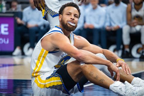 Nba Fans Worried After Stephen Curry Leaves Game With Shoulder Injury
