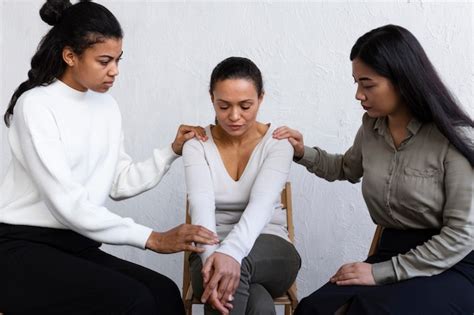 Mujeres Consolando A Persona Triste En Una Sesión De Terapia De Grupo Foto Premium