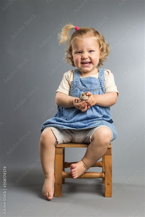 Petite Fille Sourriante Avec Son Doudou Stock Photo Adobe Stock