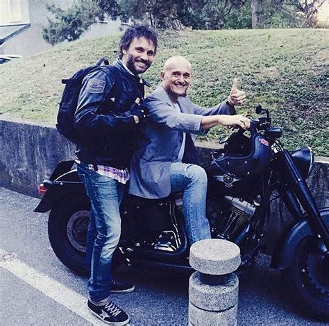 Per l'occasione, torna sul palco un ex gieffino squalificato. Alfonso Signorini in moto: 'Sulla Harley di Nek ci ho ...