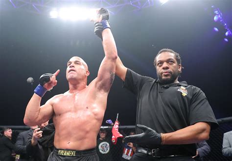 combate americas tito ortiz submits ex wwe star yahoo sports
