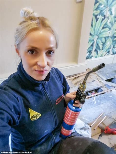 Stunning Mother Of One Is Dubbed Uks Sexiest Plumber Daily Mail Online