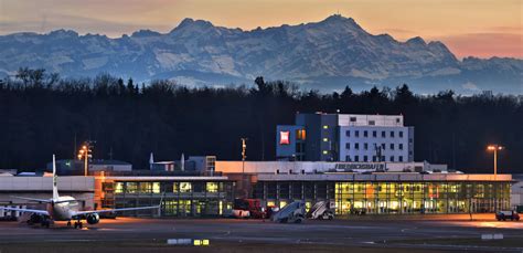 The first civilian flights from the airport started in 1929. Friedrichshafen: Bundesland hält Darlehen für Bodensee ...