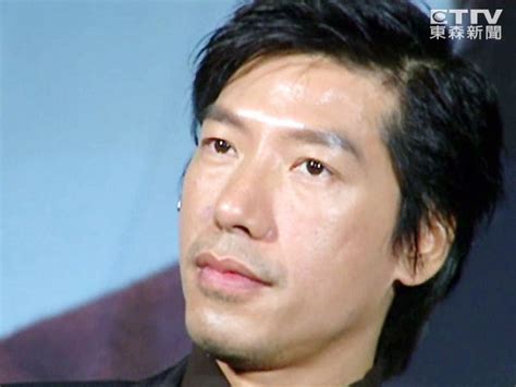 【時尚點評】只有張耀揚能駕馭的silver fox 大叔時尚｜曾為 jean paul gaultier 行騷. 《古惑仔》「烏鴉」張耀揚被逮影片曝光 驚見有女同房 | ETtoday影劇新聞 | ETtoday 新聞雲