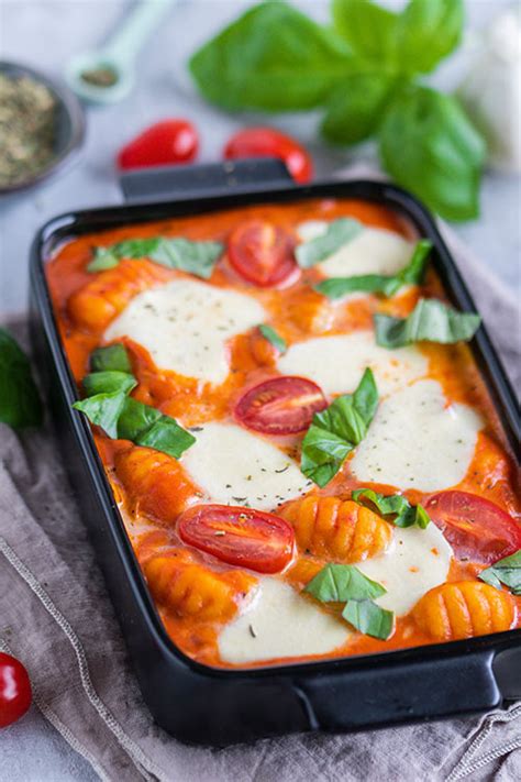 How do you pronounce the italian word gnocchi? pronounce it as if there were a silent g, and then a y after the n. Gnocchi-Auflauf mit Tomatensoße, Mozzarella und Basilikum ...