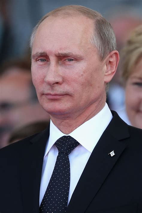 Vladimir poutine s'entretient avec emmanuel macron par visioconférence. Vladimir Poutine, ancien agent du KGB