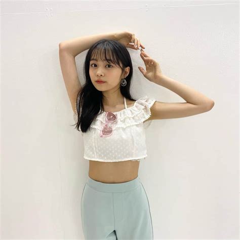 林芽亜里さんのインスタグラム写真 林芽亜里instagram「🎀 ⁡ 表紙の衣装もとても可愛かったです🌼 ⁡ なーちゃんに撮ってもらっ