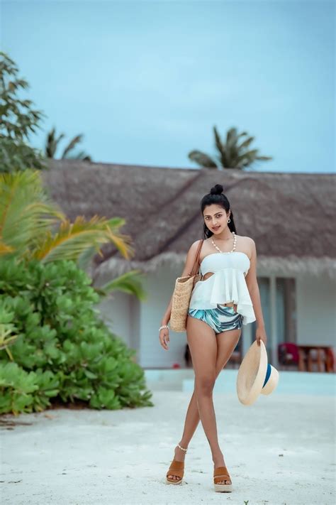 amala paul bikini photos బీచ్ లో బికినీలో అమలా పాల్ హాట్ ట్రీట్ రచ్చ రేపుతోందిగా news in telugu