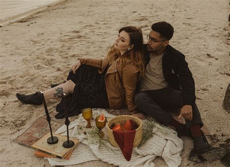 Stylized Couples Shoot By Lake Styled Picnic Couples Photography In 2021 Couple Photography