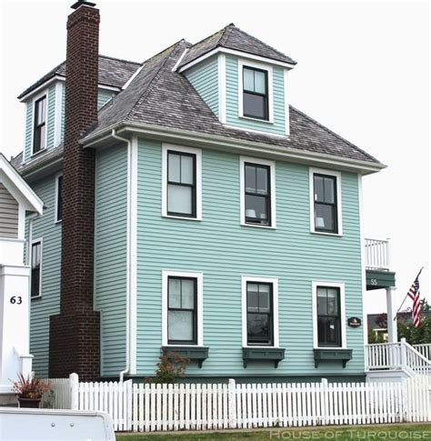 You don't need multiple exterior house paint colors to have your home stand out. Turquoise Tour of Seabrook, Washington | House of Turquoise