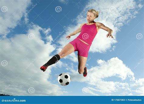 Jugador De Fútbol De Sexo Femenino Que Golpea Una Bola Con El Pie