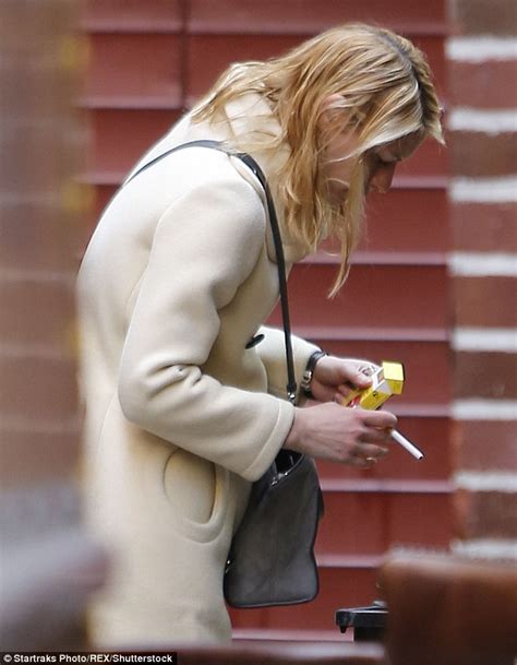 Golden Globes Winner Claire Danes Sneaks A Quick Cigarette In New York Alley Daily Mail Online