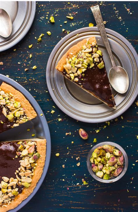 Looking to satisfy your chocolate craving, but you don't want to kill your calorie count? Rich Holiday Desserts Under 300 Calories