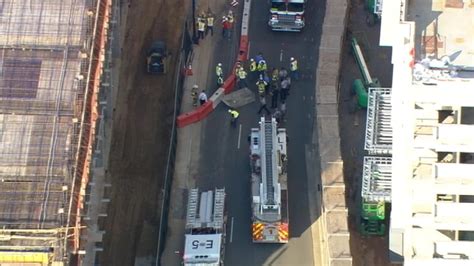 2 Workers Rescued After Hanging From Uptown Charlotte Scaffold Wsoc Tv